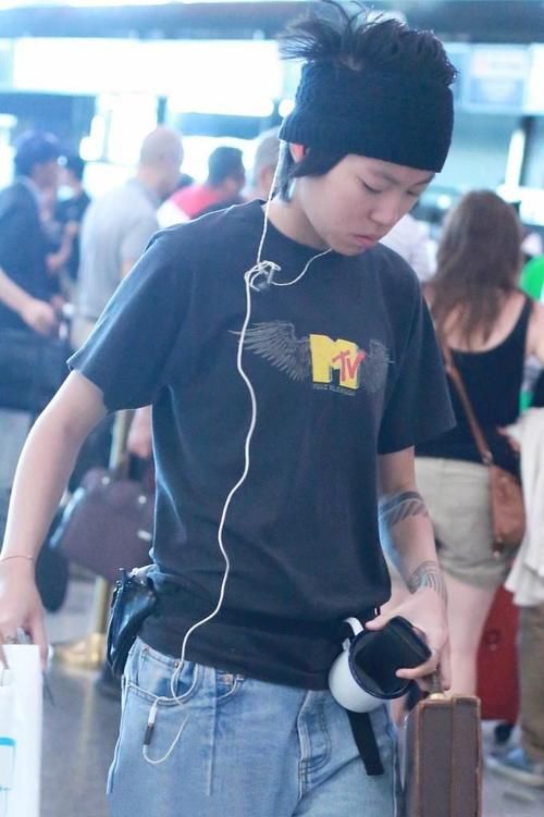 窦靖童又把80年代的搪瓷杯挂腰上凹造型，网友：得亏她妈是王菲