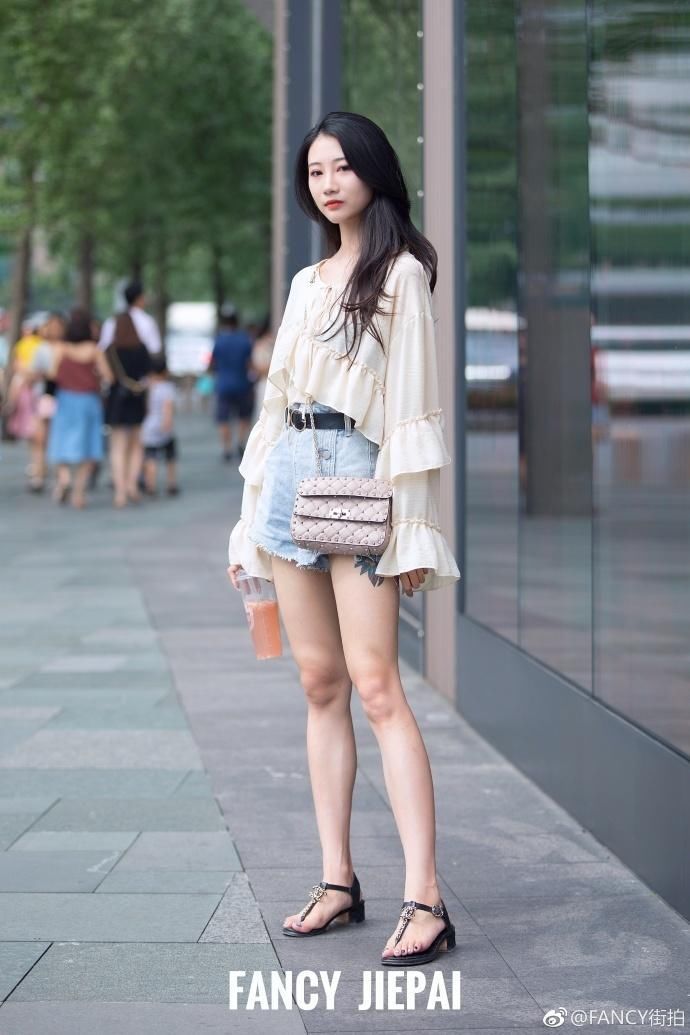 街拍:甜美可爱的小姐姐，回身举步恰似柳摇花开润初妍，美了美了