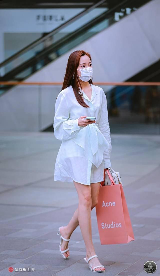  『展现出』街拍：穿衣搭配对于时尚美女而言，总是能展现出不一样的美感