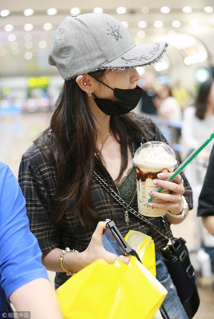 吴宣仪自曝拔智齿后口罩遮面低调赶路 捧咖啡猫腰疾走变调皮“吃