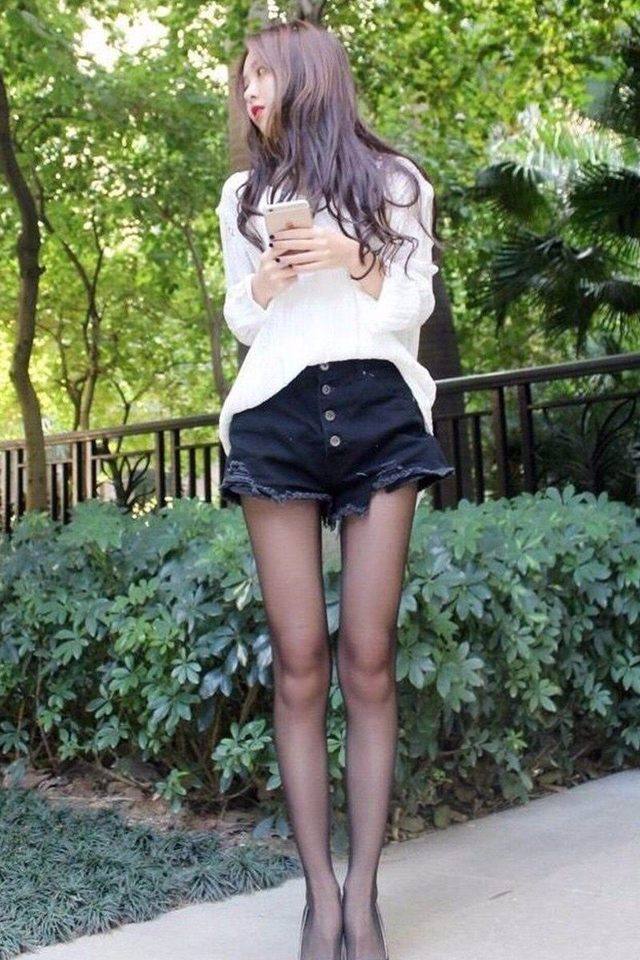 街拍：苗条白皙潮流的小姐姐，让人怦然心动的穿着!