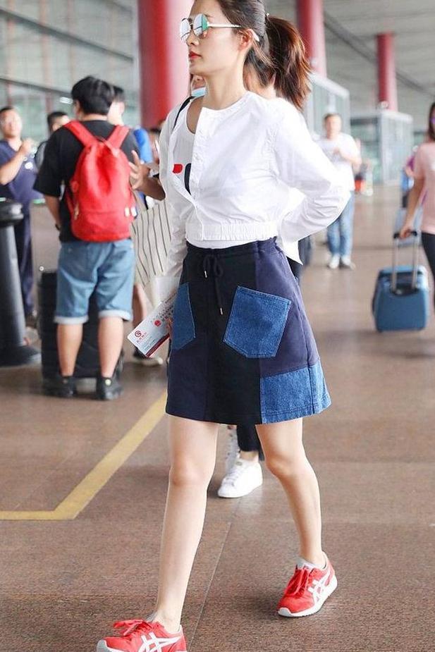 难道李沁不热吗，穿搭两件衬衫现身机场，网友：看了都想出汗了