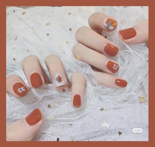  图源@不露脸的春天，当然要在指甲上做点花头啦！