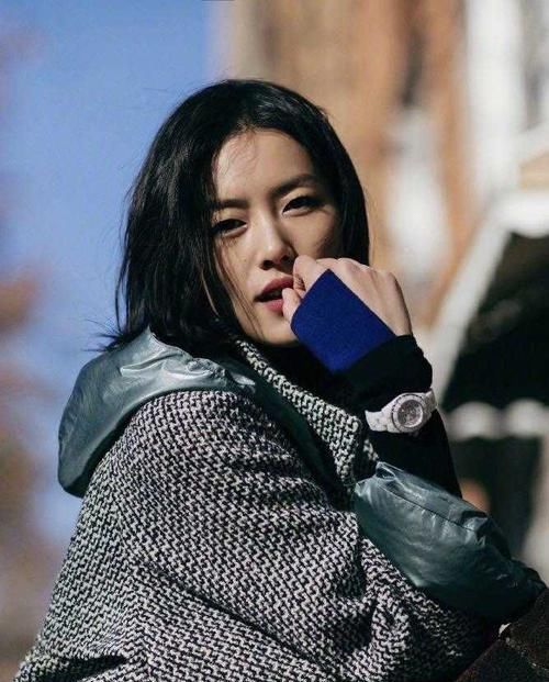 『漂亮』超模刘雯颜值高衣品好,波波头短发搭配呢子大衣真漂亮,高级大气