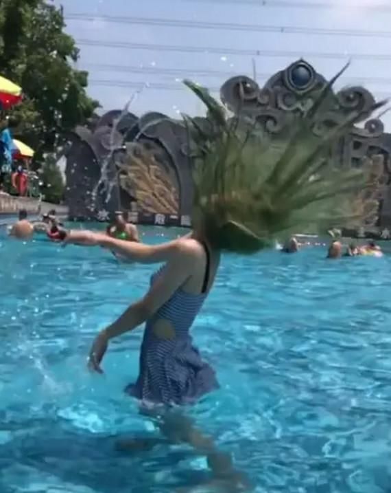 美女抖音水中甩头发，用力过猛把这个“东西”甩掉啦，当场脸红！