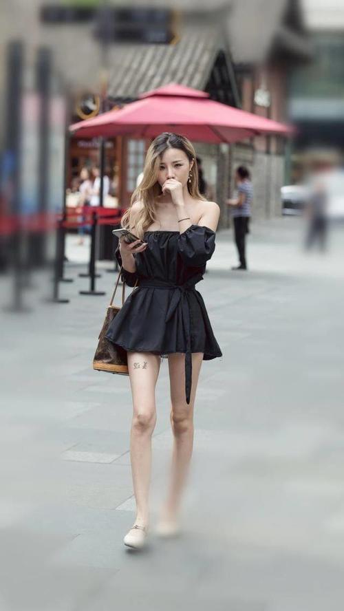 时尚玲珑的抹胸装小姐姐，秀出大好身材，令人一见倾心！