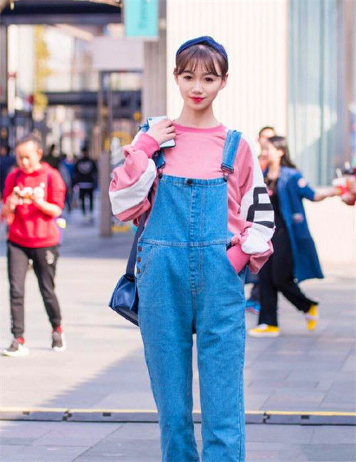 『黑色』街拍:黑色上衣搭配牛仔短裤的小姐姐,甜美又时尚