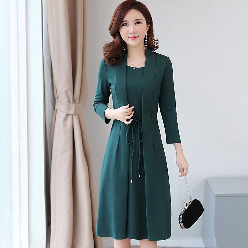 越来越多女人流行穿“立秋裙”，一个比一个洋气，借钱也要买2款