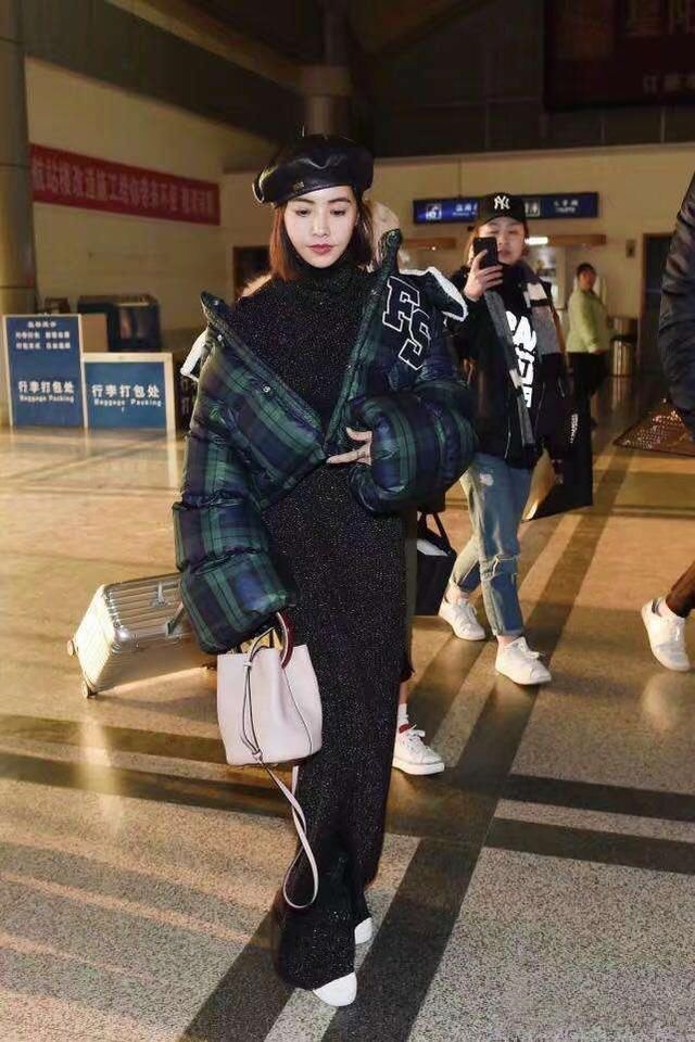 20岁关晓彤和37岁蔡依林同穿大棉服，一位时髦，一位土气？