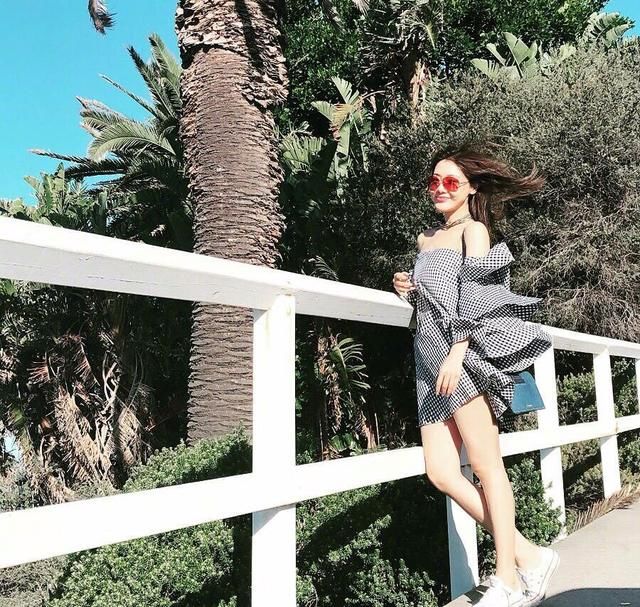 邓家佳的时尚真难懂，硬在裙子下面加布!网友:真想给你扯下来!