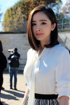 服了杨幂！白衬衫都被撑出不一样的曲线，网友：刘恺威无比幸福！