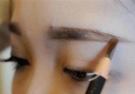  「自查」女人画完眉，咋看咋别扭？可能是这3个细节你没处理好，快自查！