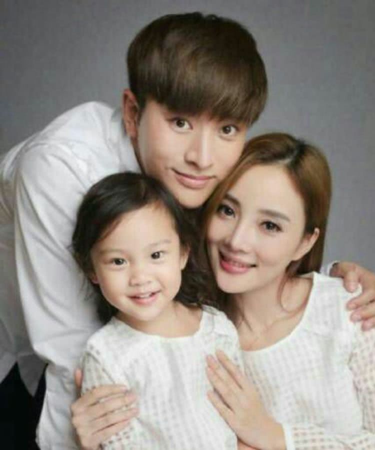 李小璐穿着运动装现身甜馨幼儿园，这一举动击碎婚变谣言