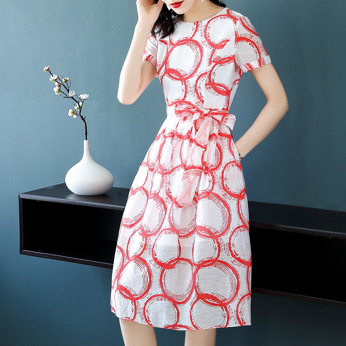 47岁老婆真会穿，一步裙+尖头鞋，超级美嫩，比穿旗袍还女人