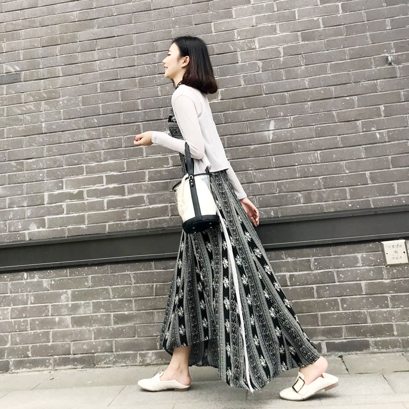 自带凉爽效果的吊带裙在八月很受欢迎，凸显窈窕身材，动人心弦