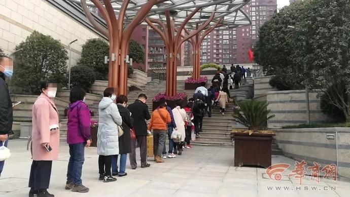  【社区】西安南窑头社区下班回家扫码排几百米队 网友：扎堆太危险