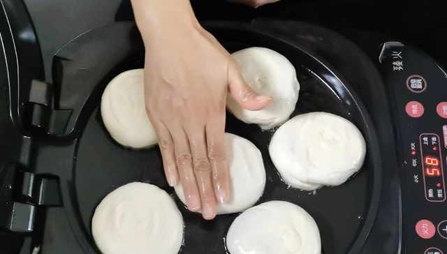 「用手揉成」肉饼这样做最好吃,调馅、和面有秘诀,一抻一拉酥脆多层,太香了