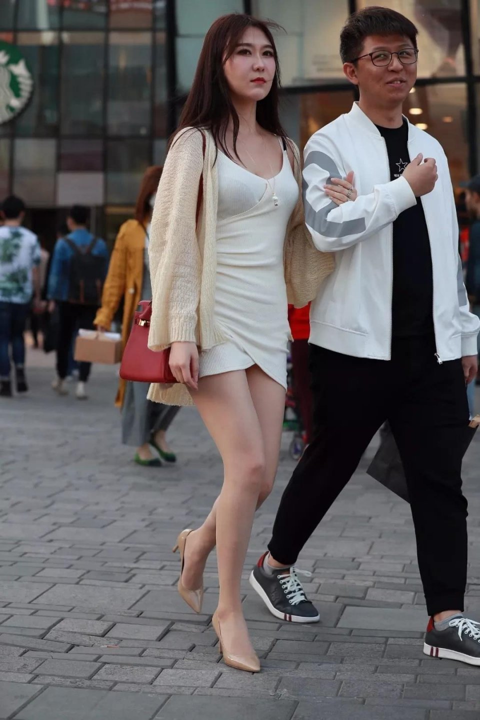 街拍：本以为连衣裙很迷人，看了穿紧身裤的姐姐，我被彻底征服了