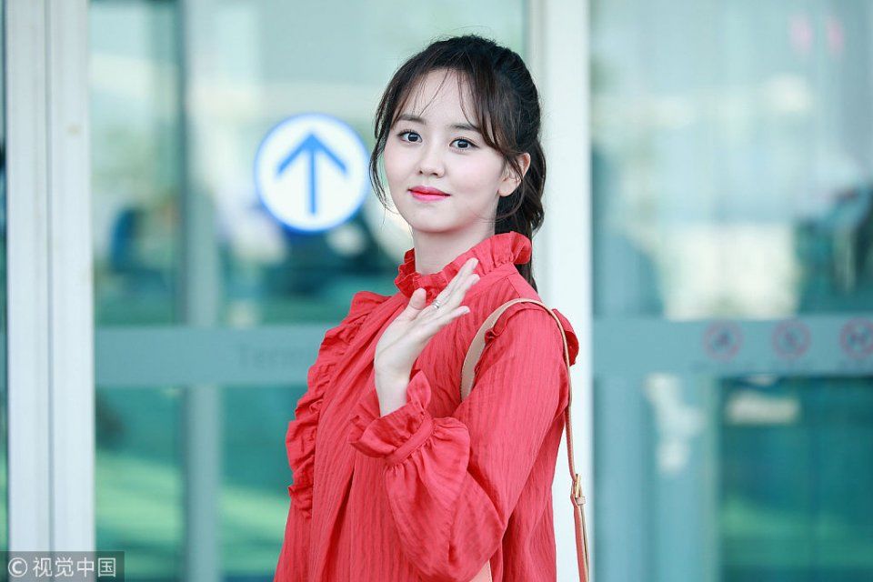 “国民妹妹”金所炫一身红装挥手互动粉丝  时隔一年半拍摄新综艺