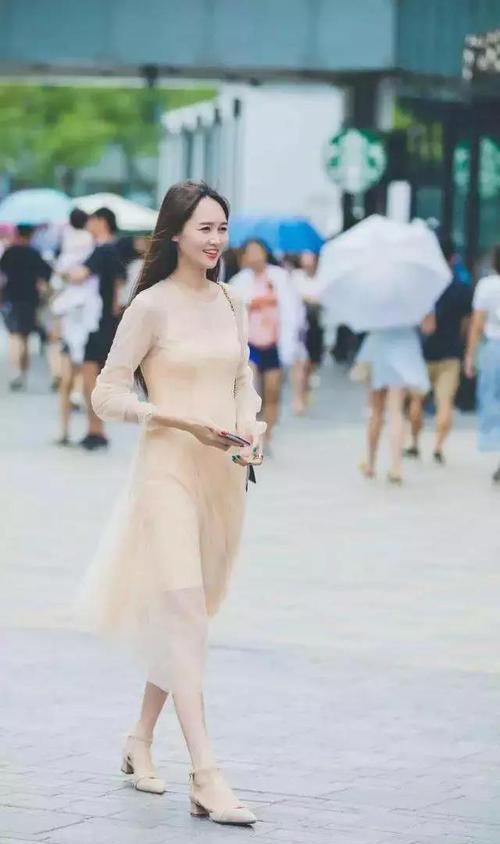  『优雅』街拍：小姐姐一件蕾丝的吊带搭配米白色的百褶裙，尽显时尚魅力