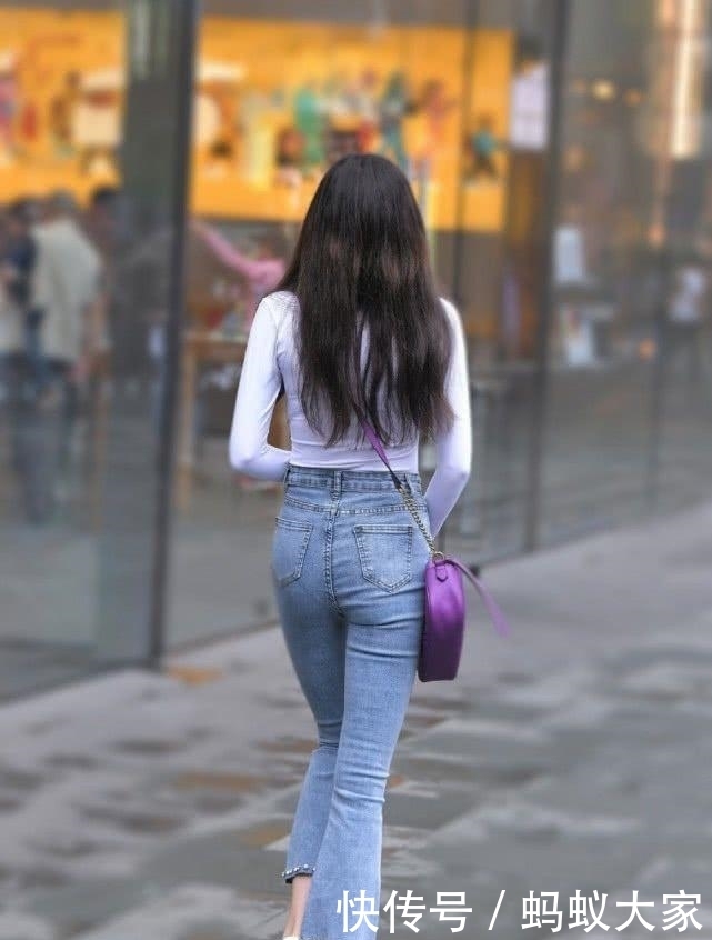 【小姐姐】街拍美女:小姐姐身穿奶白T搭揽腰牛仔裤美丽又减龄,俏皮女神范