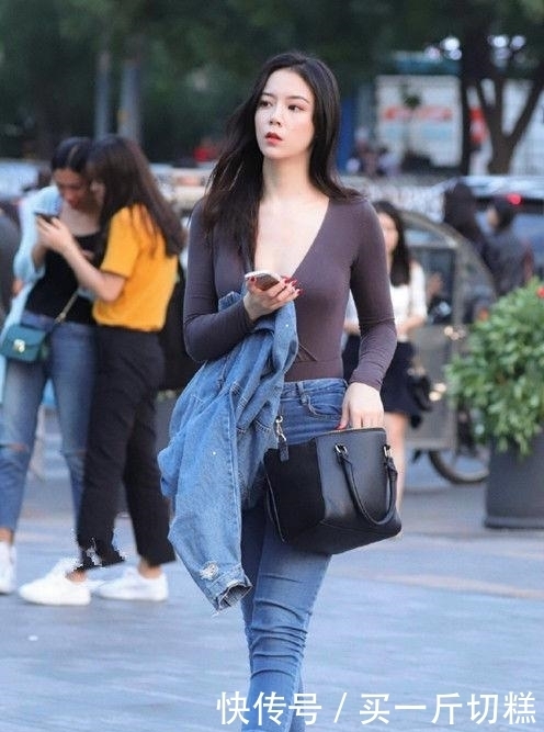 「 美女」个性穿搭，尽显青春朝气，街拍美女身材曼妙的小姐姐