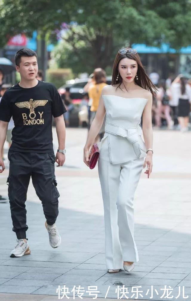  美女：街拍：美女白色套装搭配银白色的高跟鞋，简简单单就穿出了气质感