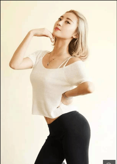 紧身裤让身材高挑有型，怎么穿都显身材，展现纤细的双腿