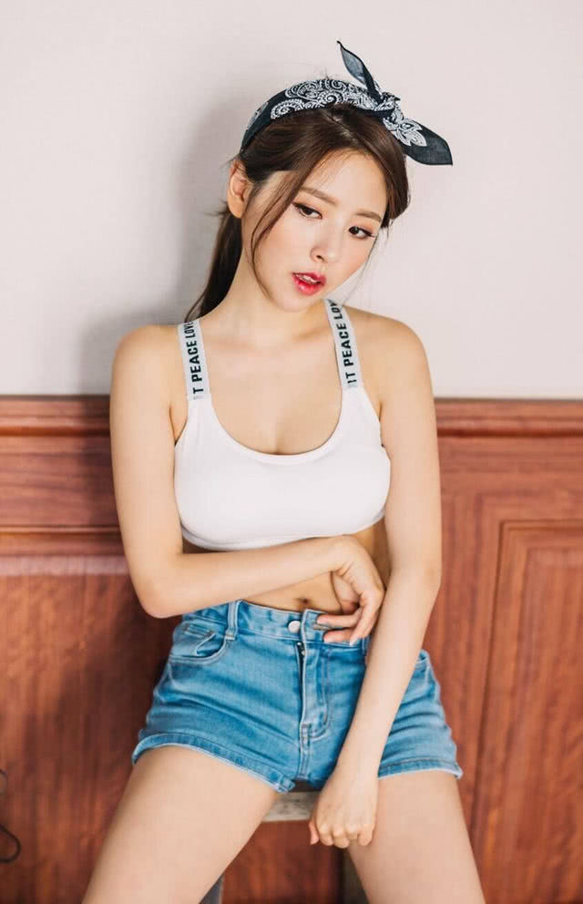 小姐姐牛仔短裤搭配紧身衣，坐在长椅上，火光映照之下，容色晶莹