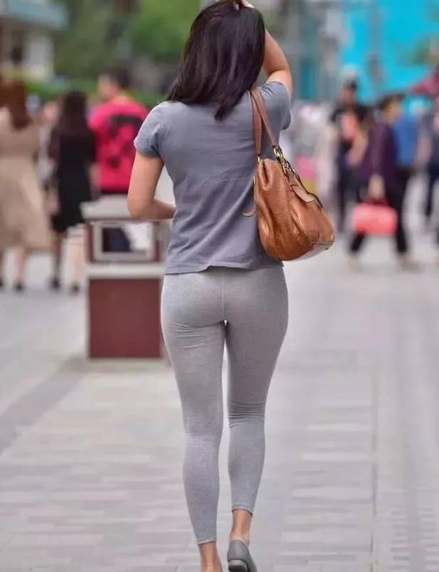 活力满满的打底裤美女，轻松穿出优雅感，增添时尚韵味！