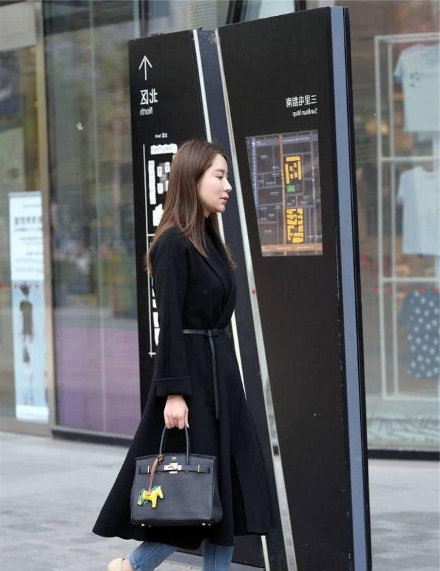  [特别]路人街拍，美女穿黑色深V吊带，轻盈修身，显得特别的高挑美丽