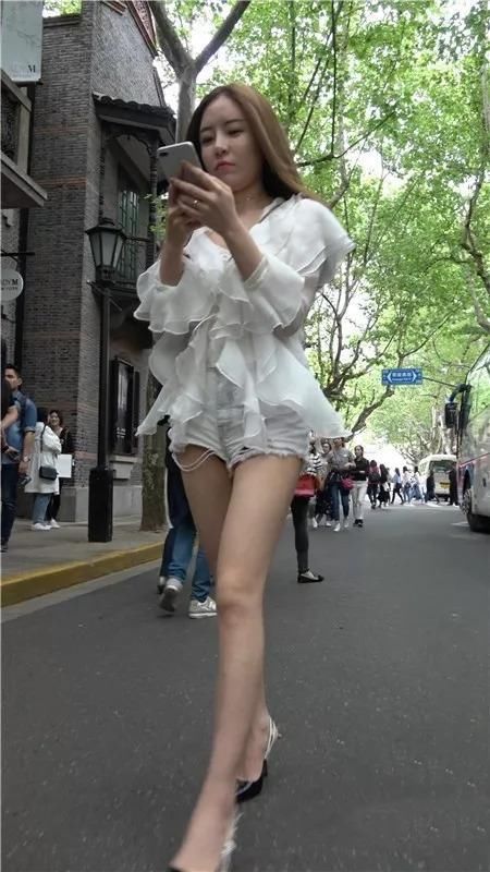 纯白雪纺衫搭配牛仔短裤，飘逸秀发绿叶相伴