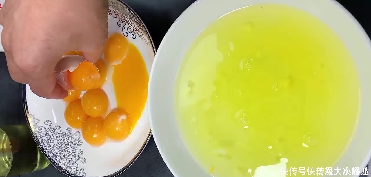 【状态如上图】用电饭煲做蛋糕,只要把握好以下4个环节,保证口感暄软又蓬松