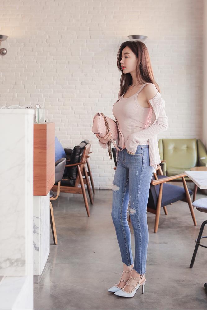 街拍：这位小姐姐光艳逼人，身材凸的好令人怦然心动 你觉得呢