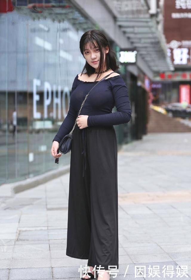 『气质』街拍:小姐姐黑色的长款T恤搭配短裤,性感又苗条
