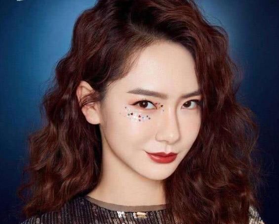  「奔四」这3种卷发，和披肩发很合拍，奔四奔五的女人试试看，减龄提气质