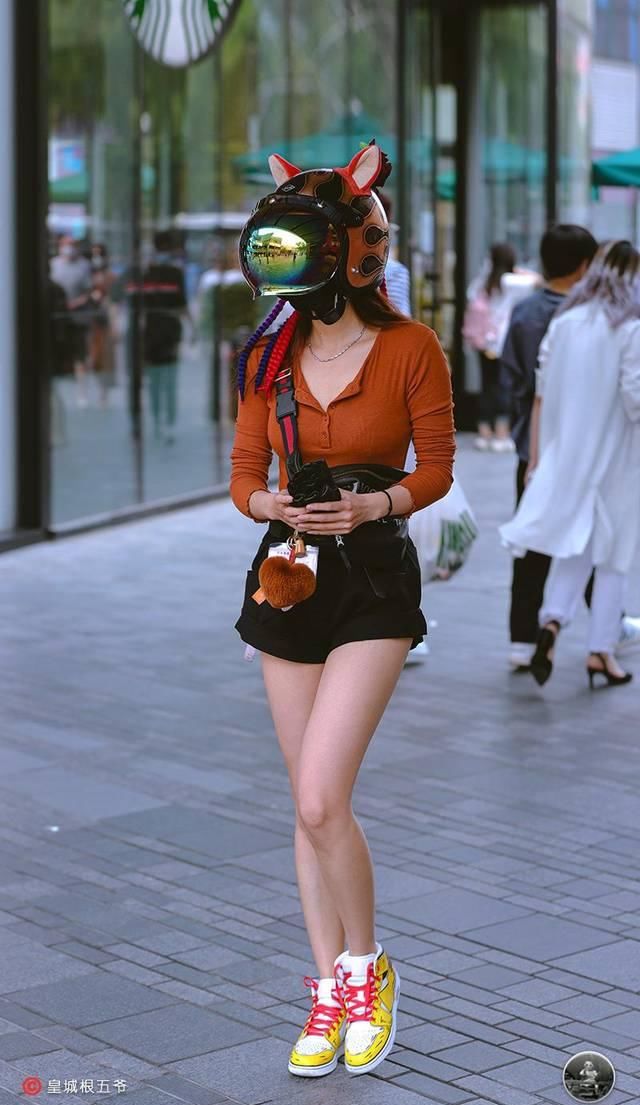 【更多的机会】街拍:我们在穿衣搭配的过程中,一定要尽量发挥自己最大的优势