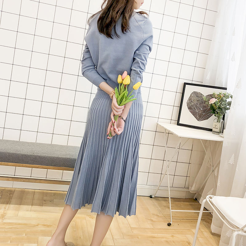 国庆出去玩，穿裙子不方便!新出的休闲套装+小白鞋，到哪都洋气