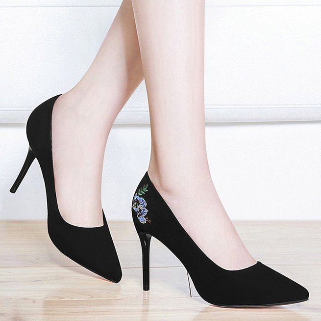 立秋后，凉鞋可以收起来了，学学下面的女人穿这种鞋子，洋气美嫩