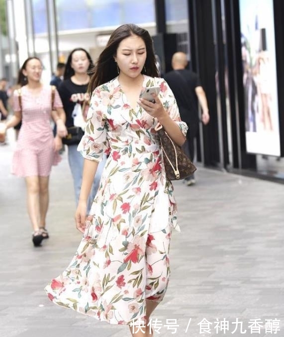 【美女】街拍美女:身材有型的牛仔裤小姐姐,尽显青春活力感!