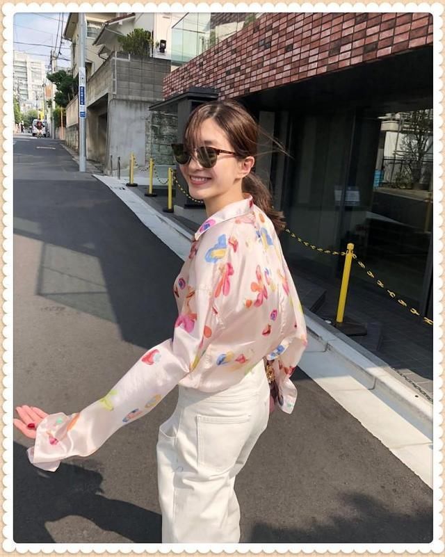 本以为穿粉色印花衫的伊能静已经够美了，但看到江疏影，我沉默了