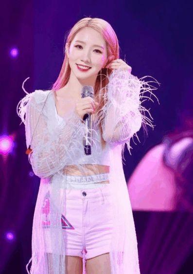 山支大哥孟美岐厉害了！锡箔靴子加纹身，网友：霸气到不行