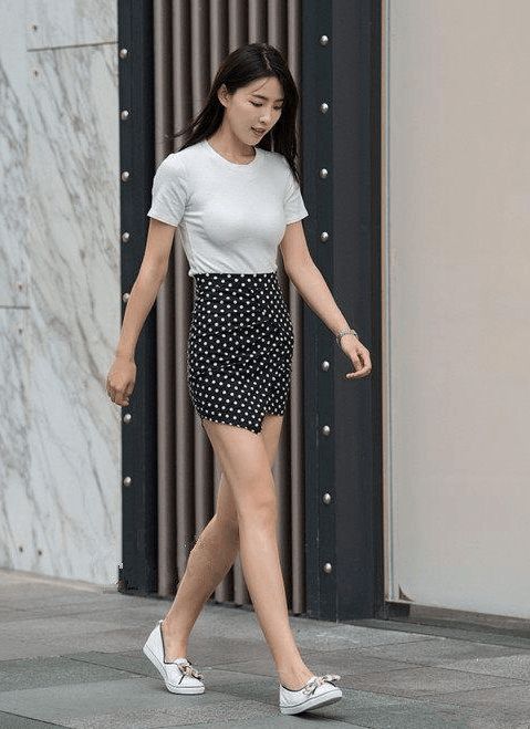 街拍: 图五的女生, 搭配紧身牛仔裤，提升个人的气质!