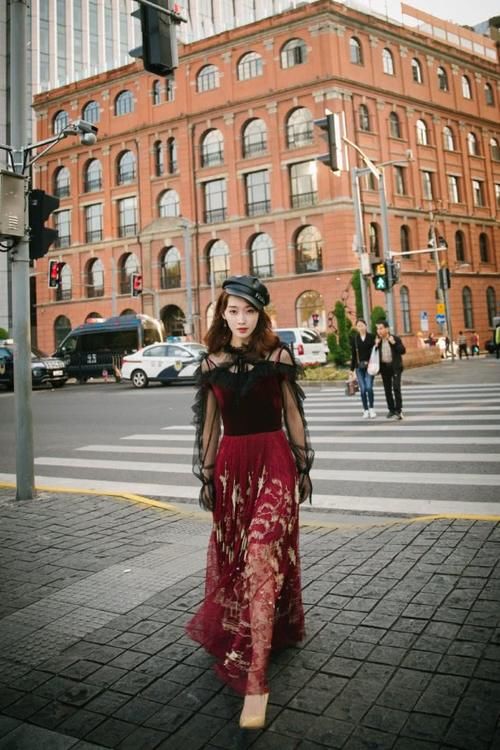 衬托她■她演肖战师姐走红，今穿印花轻纱裙配毛球耳环，29岁甜美似初恋