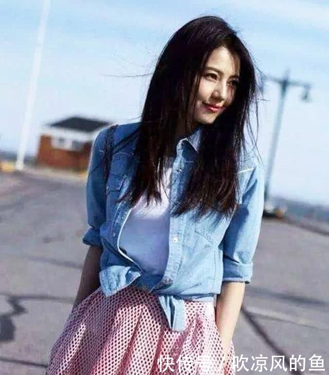  转换：季节转换，春天的蓝色流行色有这些单品可供搭配，每件衣服都想买
