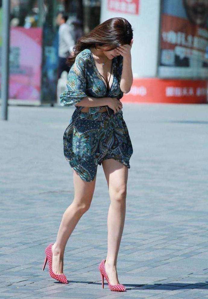 街拍美女：大风好像和美女有点过意不去
