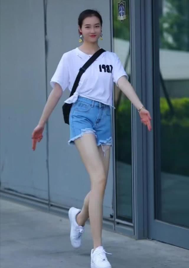 「腿长」你穿的裤子不显腿长,是因为你腿短,看过小姐姐的腿后,我酸了
