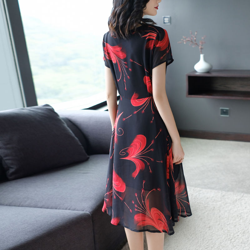 不得了，60后老婆穿这大码素雅裙，真是太美了，美出新高度