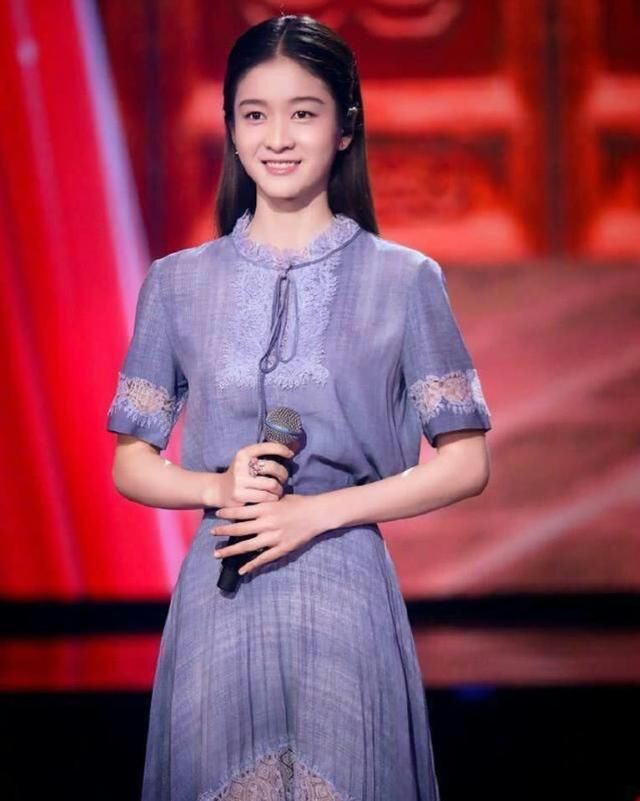 张雪迎穿长裙上节目，因太瘦撑不起来，还觉得她美过关晓彤吗？