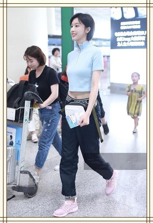 当张俪与李沁同穿露脐装，才知道马甲线和小蛮腰的差距有多大！